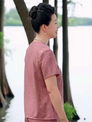 您养我长大,我陪您变老。跟妈妈无法表达的爱,就送一套舒适的衣服来代替这份爱。#时尚妈妈装 #中老年穿搭 #夏季新款 #奶奶装 #中老年女装