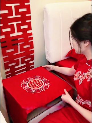 结婚当天,家里有床头柜的一定要铺上这个喜庆的盖布,寓意婚后小日子过得红红火火,幸福美满#红色喜庆 #床头柜盖