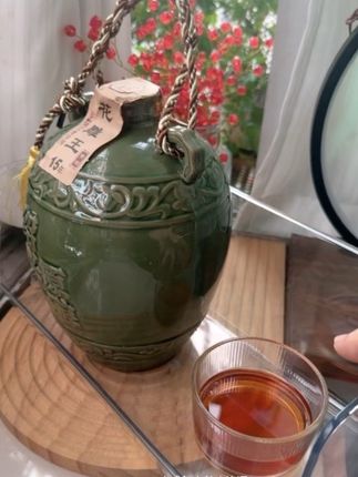 15年时光慢酿,入口绵柔,余韵带着江南米香。 传统陶坛封装,自留品饮陈味愈浓,宴客时开坛便是心意,送长辈显厚重。 日常小酌或佳节共饮,都能品出岁月沉淀的醇厚,江南佳酿值得珍藏。#绍兴黄酒#花雕酒#好喝不贵 #太香了#好东西一起分享