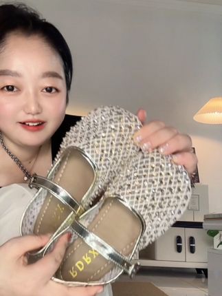 陪闺蜜逛街她也看上了我这双超闪的水钻单鞋,超便宜的价格买到今年的新款,还是种小香风的超好搭衣服#夏季新款 #水钻单鞋 #摆脱路人感的小个子女生穿搭#凉鞋