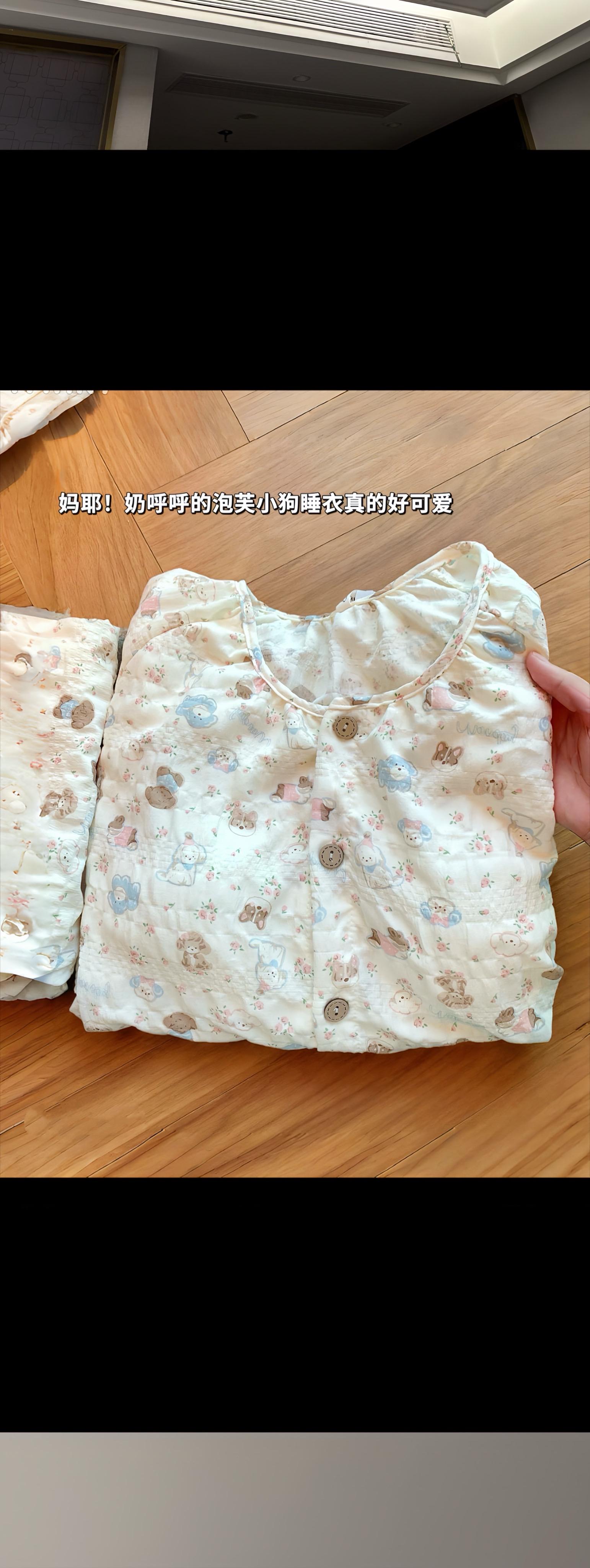 没想到哇……今天新买的一套入秋睡衣竟然质量又好颜值还高!穿上这套就感觉幸福感满满~还是带胸垫的,出门取个外卖啥的都不会尴尬!#爱了爱了 #睡衣 #入秋睡衣 #家居服