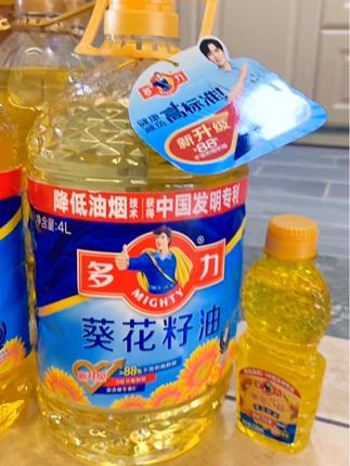 厨友们注意啦!多力葵花籽油来咯~物理压榨一级好油,清澈透亮。现在买大桶送小瓶,超值划算!活动有限,快入手尝尝吧!#葵花籽油 #食用油 #炒菜 #抖音美食推荐官#炒菜油