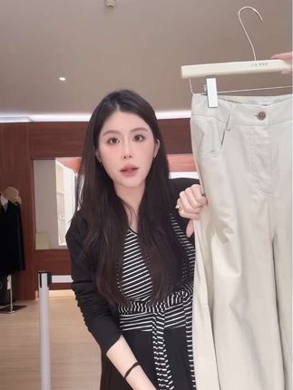 姐妹们真的忍不住了,这条裤子必须立刻分享!就是这条弯刀裤,它不像普通牛仔裤那样硬邦邦的,也不像运动裤那样松垮没型,它是那种既有垂坠感又有立体剪裁的版型,不管你是大腿粗还是小腿粗,都能轻松驾驭,随便搭个上衣都好看 #通勤搭配 #韩系穿搭 #穿搭小心机 #出游穿搭 #显高显瘦穿搭