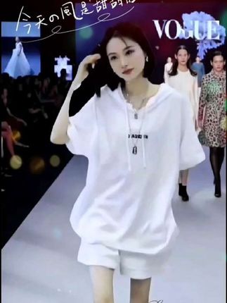这款韩版宽松短袖T恤,上身超显气质,减龄又百搭!💕 无论是日常出行还是朋友聚会,都能轻松hold住~ #宽松版型 #减龄气质