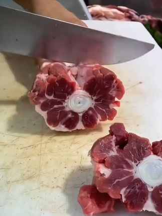 牛尾骨真的是好东西,平时难得吃一回,不光肉质鲜美,关键吃了还有劲!话说百斤肉不如一根骨,说的就是牛尾骨!#营养丰富 #牛肉 #美食 #牛尾骨 #牛尾骨汤做法