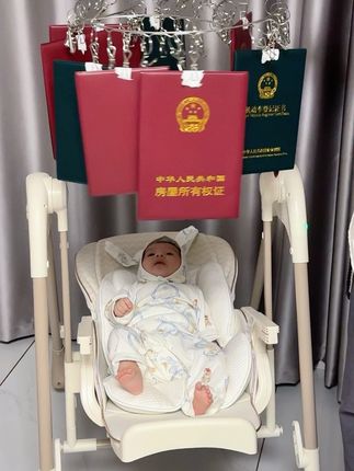 重生了!这就是我家?专家说鲜艳的颜色有助于刺激宝宝的视觉发育红配绿就刚刚好!#宝宝日常#人类幼崽#追视训练#宝宝餐椅