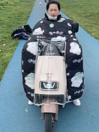天冷了,没买挡风被的,赶紧入手这个新款全包式的,包裹更严实,更暖和#电动车挡风 #挡风被 #骑行必备