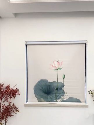 采用高弹力支撑设计,贴合多种材质(瓷砖、玻璃、木质等),承重力强,安全可靠。#卷帘 #免打孔窗帘 #遮光窗帘