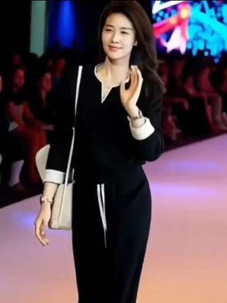姐妹们,这一套真的休闲又时尚,很好看。#气质优雅 #优雅高贵气质女神 #气质女神穿搭