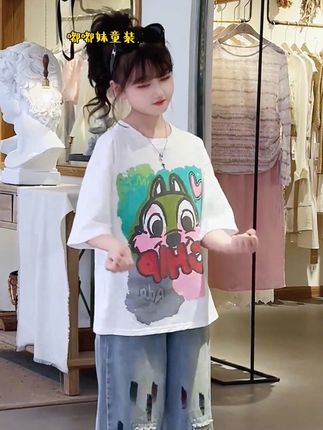 谁穿谁好看系列,高品质童装。快给家里的小公主准备一套这样的女童夏装套装吧!它是薄款的面料,穿起来非常舒服凉快,而且整体的设计风格很时尚潮流,特别适合女孩子日常外出的时候穿。这套衣服还是卡通的图案,满满的少女心,这也太好看了!#骗你生女儿 #穿搭 #小个子穿搭 #潮童必备 #潮流穿搭 @DOU+上热门 @抖音电商作者成长 @抖音小助手