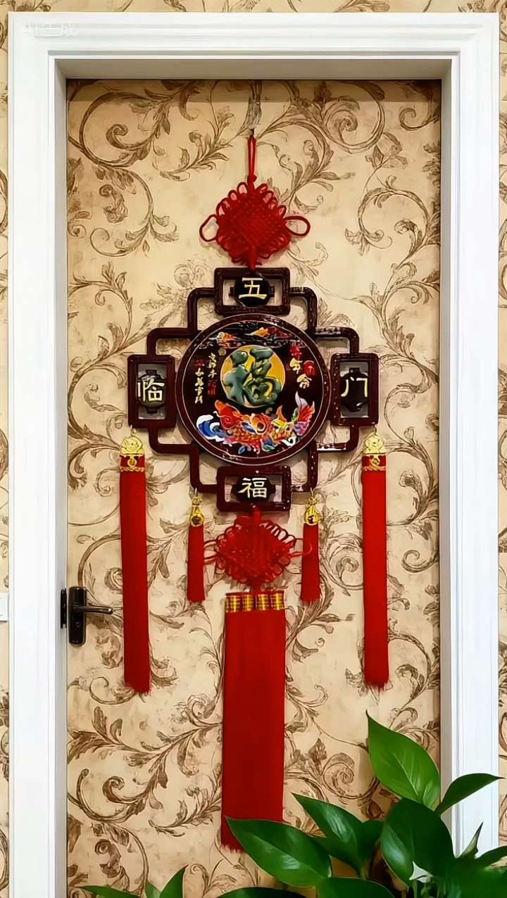 谁懂啊!桃木中国结真的是家里的“氛围王”!客厅沙发侧墙一挂,看电视都显热闹;玄关进门第一眼看到,客人都夸有年味;就连过道空白墙,挂着也不单调——桃木纹理透着自然质感,红绳盘扣裹着喜庆劲儿,还一点不浮夸,大气又显格调。不管你家是中式风还是现代风,都能无缝融入,根本不用费心搭配!#中国结 #客厅装饰画 #背景墙 #创作者中心 #创作灵感@抖加🔥上热门🔥dou+🔥热点宝