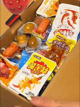 十九块九能买到什么啊?有碎碎鸭脆、有丁辣子鸡、鱼豆腐、土豆条、麻辣鸡丝、手撕素肉、小鱼仔、鹌鹑蛋、脆骨肠、蟹肉棒、泡椒脆笋、魔芋爽举若果冻、脆骨魔芋。海带片、嫩豆干等到手足足七十五包,重点还是盐津铺子,大牌子刷到的公主王子赶紧冲!#辣卤大礼包 #盐津铺子大礼包 #零食推荐