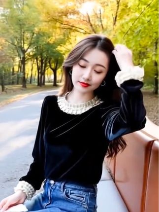 《金丝绒打底衫》 林夏摸到箱底那件黑金丝绒打底衫时,指尖颤了颤。领口米白蕾丝磨得发毛,像极了奶奶去年冬天枯槁的指节。 去年秋天,奶奶硬塞给她这件衫子:"你总穿得素,这绒面亮堂,配你牛仔裤才精神。"林夏当时嫌老气,胡乱塞进行李箱。再见到奶奶,是医院里盖着白布的模样。 风把公园树叶吹得哗啦响,林夏把脸埋进衫子领口,闻到淡淡樟脑味里,混着奶奶晒过的太阳香。她忽然明白,那些被嫌弃的"老气",原是老人把岁岁年年的暖,都缝进了针脚里。 阳光落在绒面上,泛着细碎的光,像奶奶从前看她的眼神,温柔得化不开。#春秋穿搭 #金丝绒打底衫 #脱掉外套也好看的内搭 #小个子秋冬穿搭 #内搭外穿都好看