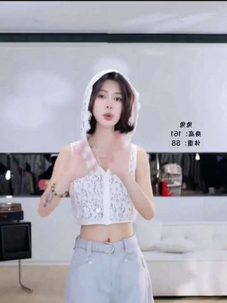 来看看胖女生学会穿搭有多重要! #微胖穿搭 #显瘦穿搭 #穿出自己的风格 #看我把穿搭逆袭 #一口苏达