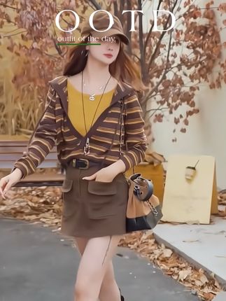 早秋穿搭套装🍂假两件条纹连帽针织衫搭配高腰半身裙,韩系减龄又休闲,上身显瘦又气质!#流光机能风穿搭太有生命力了 #早秋秀场抄作业告别路人感 #时髦精 #高级感穿搭 #琥珀流光风外套太适合秋天了