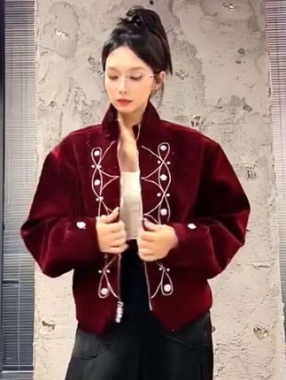 #我的入秋流光冲锋衣战袍 姐妹们,这件夹克真的太酷了!它就是那种很正的英伦风,穿上身特别显气质。而且它的面料是带有暗纹肌理的,看上去就非常的高级,再加上这些blingbling的小细节,简直不要太时髦!喜欢这种复古又精致穿搭的女生一定不要错过,快点击下方链接购买吧!