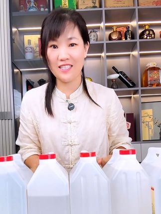 山西杏花村纯粮白酒,这么一大桶接近5斤装即经济又实惠特别的好喝#白酒#好酒推荐#纯粮酿造#超值超划算#好喝不贵