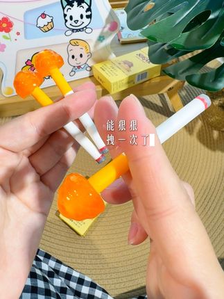 妈见打棒棒糖也太有意思啦!我也会收到的对吧好朋友!#妈见打棒棒糖 #烟杆棒棒糖 #有意思的零食 #玩个很新的东西