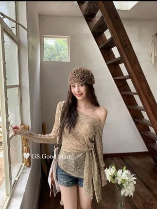 2025早秋不规则扎染绷带收腰斜肩上衣女显瘦露肩设计感长袖T恤#长袖T恤#显瘦穿搭 #气质穿搭 #美出高级感 #ootd穿搭 @DOU+上热门 @DOU+小助手 @抖音小助手