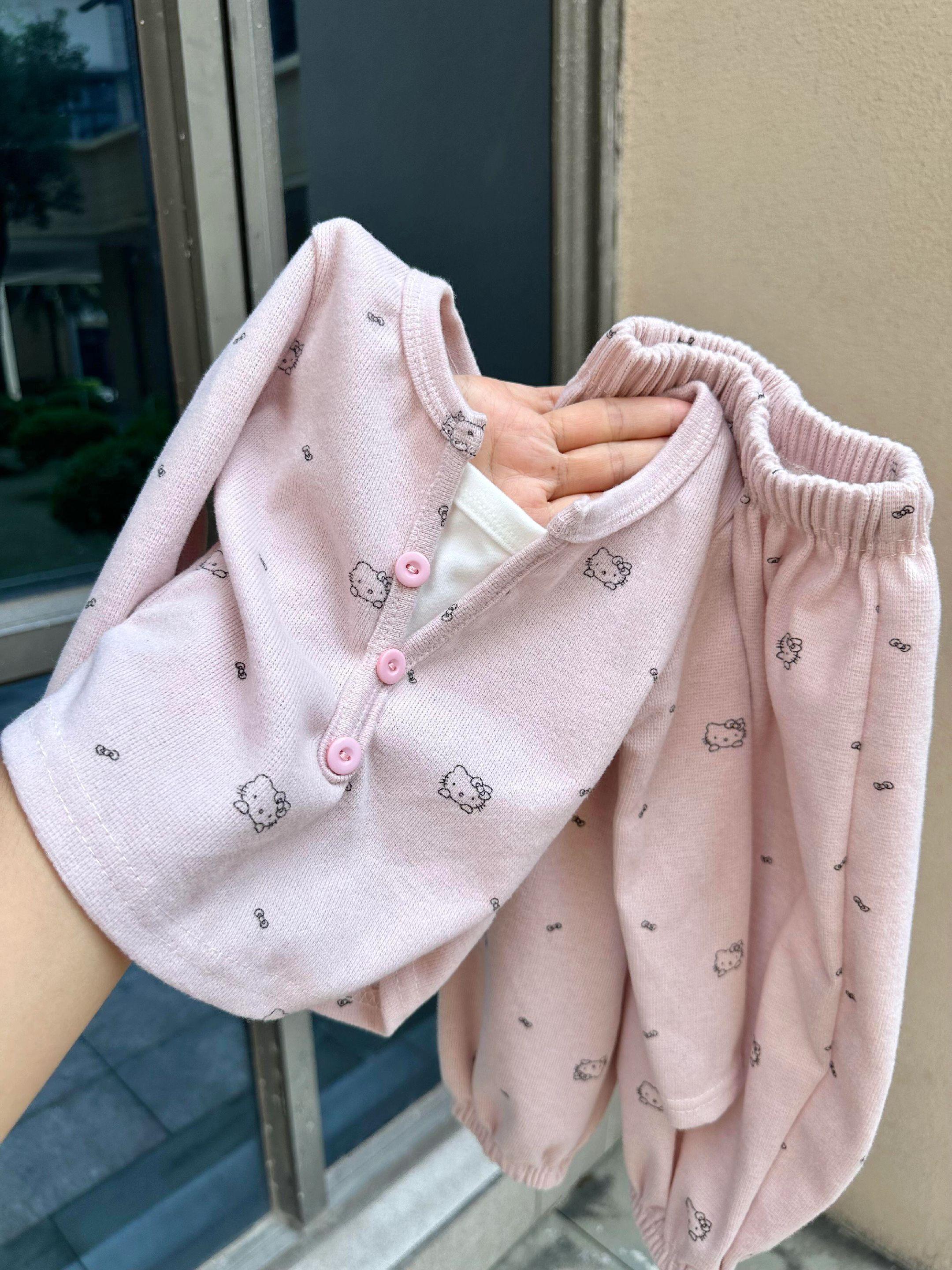 穿出去总被人要的女宝hellokitty.好喜欢女儿这套 hello kitty 小套装,敲可爱的~~面料软软糯糯,太舒服了!!! 38%人棉+15%锦纶+45%涤纶+2%氨纶母婴级 A 类面料,小月龄宝宝也可以穿版型比较修身,收腰设计,一定要拍大一码!! Hello kitty 图案太可爱了,女宝宝一定要入! #女宝宝秋季穿搭#秋季宝宝穿搭#生女鹅就是用来打扮的#女童秋季穿搭#针织套装@抖加🔥上热门🔥dou+🔥热点宝