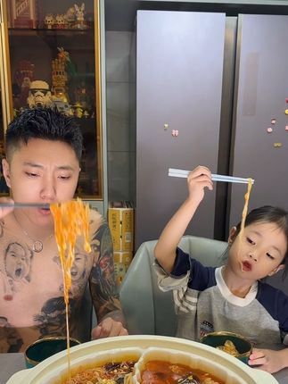 海底捞你也太懂我们吃货了,居然出了这种超大鸳鸯自热锅,还是经典的两种味道,可以同时满足不同口味的需求,再也不用担心家里有人不能吃辣了,而且它还是自热的,特别方便,这个冬天宅家追剧,来上这么一口简直不要太爽!喜欢吃火锅的姐妹们赶紧冲啊!