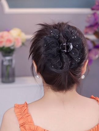 短发扎发型也很香,简单一个动作就可以扎出鸡毛头全盘,长发可以多绕几圈#抓夹用法 #抓夹 #鲨鱼夹 #手残党也能学会的发型 #鸡毛头