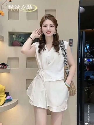 "穿上这套,我就是气质本质!优雅与舒适并存,谁穿谁美~✨👗 #高级感穿搭 #时尚减龄穿搭 "#美搭尽显女神范 #强烈推荐 #精致穿搭