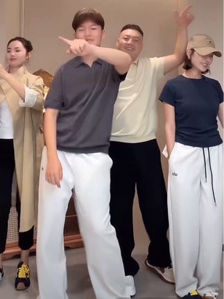 张公子同款撞色休闲裤,25款新品首发,太好看啦!#男女同款穿搭 #春秋穿搭 #帅气穿搭 #运动套装 #张公子