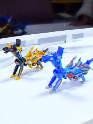 拜托,两辆玩具小车碰撞变形小马合体独角兽飞翼天马、金银翼飞龙,也太酷了吧!#儿童玩具 #变形玩具 #玩个很新的东西 #玩具车 #飞翼天马