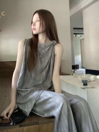 姐妹们都去穿这套极简韩系穿搭,不规则设计感上衣搭配宽松阔腿裤,上身简约又不失高级感,给人一种很会穿搭的韩系小姐姐氛围感,无论是通勤还是日常都很合适。#极简套装 #不规则无袖上衣 #阔腿裤休闲套装 #显高显瘦 #显瘦遮肉