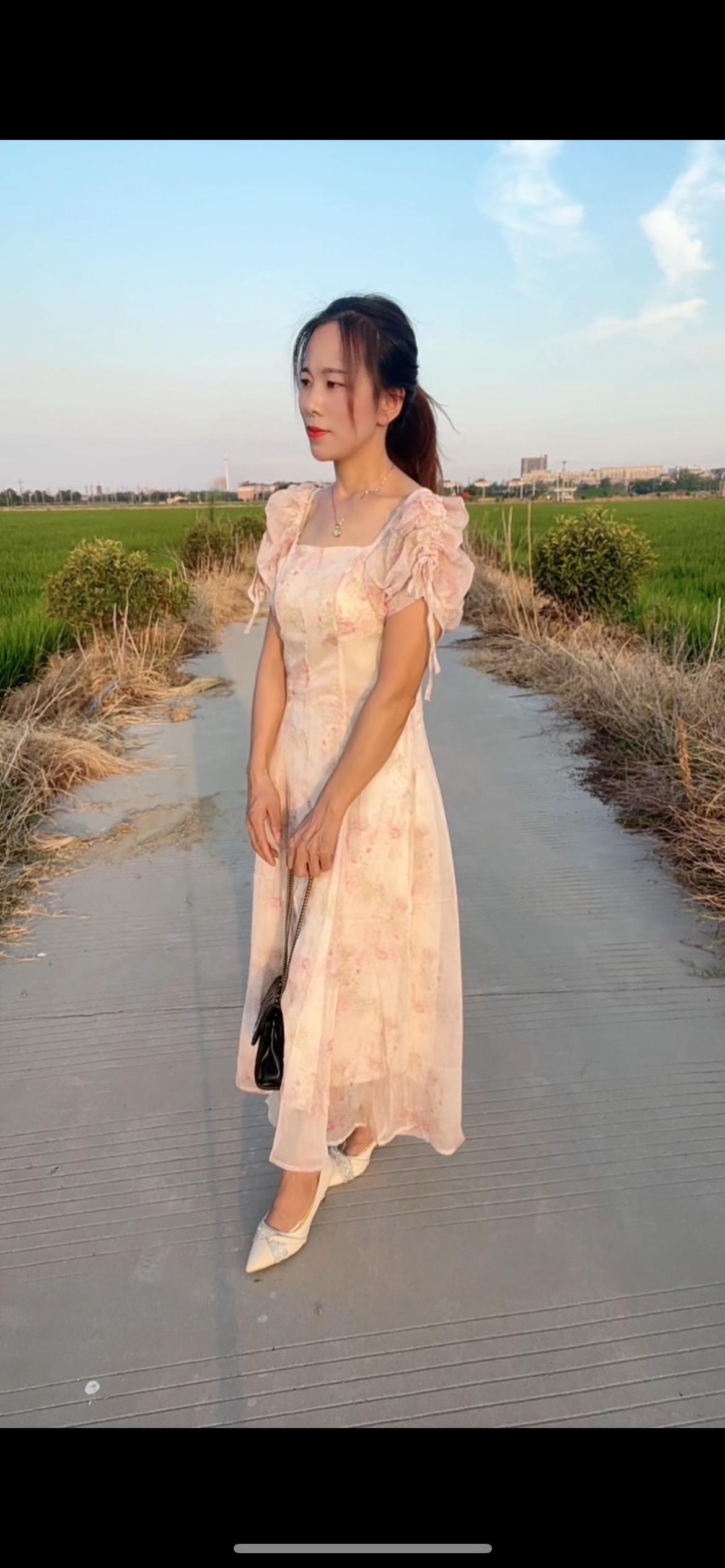 夫妻齐心赚钱的家穷不了,夫妻共同带娃的家散不了,有钱有爱有娃的家,幸福到发光。最蠢的夫妻是白天争对错,晚上比冷漠,把爱人当敌人,非要争个输赢,最后赢了吵架,却输了一辈子。真正幸福的夫妻都明白,厨房有烟火气,客厅有欢笑声,卧室有悄悄话,出门有惦记心。家是温暖的港湾,不是辩论赛场。心在一起的家,再苦也是甜,劲往一处使的夫妻,日子再难也能赢#可甜可酷可温柔 #夫妻相处之道