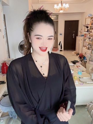 好久都没有带耳环项链了,稍微打扮一下还是蛮好看的呢#耳环项链推荐