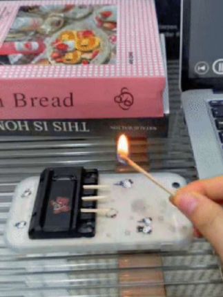这个手机支架可太高级了,把火柴和支架结合在了一起,以后出门再也不怕忘记拿火柴了!#新奇特创意 #火柴手机支架 #炫酷 #玩转奥利奥 #爆款热卖中