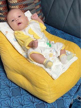 宝宝喜欢坐小沙发#好可爱的宝宝👶🏻 #萌宝 #宝宝小沙发