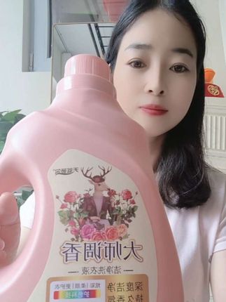 #好物推荐🔥 #强烈推荐 #洗护好物 #污渍轻松去除 家庭实用装5斤装大师调香洗衣液#上热门