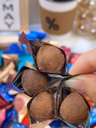 这个一年只卖一季的松露巧克力,四种口味,入口丝滑,一盒满满一百颗 #诺梵松露巧克力 #巧克力 #礼物和爱都不要伸手去要