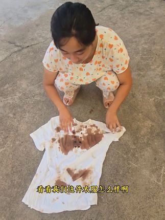 孩子把菜碗打翻了,沾在衣服上,然后今天挑战把满是油污衣服洗干 #好物分享 #爆炸盐 #洗衣服 #洗衣液