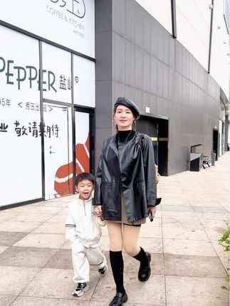 是我的男孩,是我的青春,是我周末逛街的搭子!下了一场雨秋天变得格外的冷,这个皮衣外套好暖和啊!#秋季穿搭#保暖又好看 #秋冬穿搭