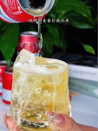 24瓶只要两位数!快来薅! 喜欢微醺又不想酩酊大醉的宝子,千万不要错过这瓶深夜食堂的黄金配角-百威!开瓶就能闻到纯粹的麦香扑面而来,一口下去,香气是阳光晒过麦田的味道,口感干净利落,像一阵清风刮过舌尖。无论是配披萨还是烤肉,都能让食物风味更上一层楼。源自山泉水、啤酒花与优质麦芽,酿造出这杯3.6度的黄金液体。而且百威是有着百年历史的品牌哦,点击下方活动价,到手24瓶只要两位数!喜欢微醺的宝子千万不要错过啦! #百威 #啤酒 #精酿啤酒 #纯粮酿造 #酒