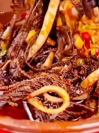 不到一杯奶茶的价格实现毛肚底板丝自由!每次去火锅店必点的就是这个毛肚底板丝!它这个都是自然卷曲的,而且还是免洗的,特别干净,吃起来也放心。这一包就有五斤重,量大又实惠,平时涮个火锅、麻辣烫啥的都超方便,口感鲜嫩爽脆,越嚼越香!#毛肚#毛肚底板丝#快来一起尝个鲜#超便宜超划算#火锅食材