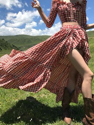 #时髦百搭 #ootd穿搭 #格子控 #显高显瘦 新疆西藏大理云南旅游草原穿搭套装女早秋格纹两件套红色裙子