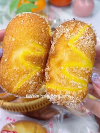 这款小蛋糕简直是味蕾的享受!外表酥脆,内里绵软,椰香四溢,一口下去满满的幸福感~早餐或下午茶的绝佳选择!#美食 #零食推荐 #椰蓉面包 #面包