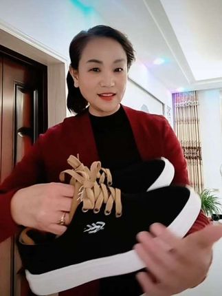 沙驰休闲软底布鞋 沙驰运动帆布鞋,自在舒适潮范足 想找一双兼顾舒适与潮流的鞋?沙驰运动帆布鞋值得入手!软底设计贴合双脚,行走时仿佛踩在云端,久走也轻松不累;透气布鞋面,让双脚在闷热天气里畅快呼吸,告别闷汗困扰。系带款可灵活调节松紧,适配各种脚型,轻松打造贴合包裹感。不管是日常休闲出街、校园通勤,还是搭配潮酷穿搭,这双板鞋都能完美适配,为男士解锁随性又有型的风格,每一步都自在又时尚~快来下单吧!#时尚穿搭分享 #鞋子推荐 #沙驰休闲软底布鞋