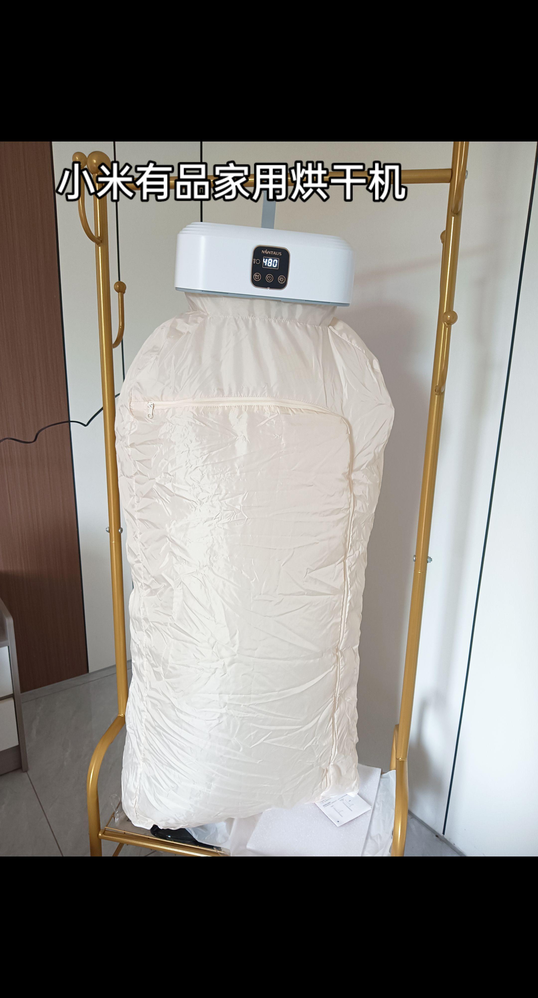 家用烘衣机:告别晾衣烦恼、还在为衣服晒不干发愁?这款烘衣机帮你轻松解决!不管是潮湿黏腻的南方,还是阴冷难晾干的北方,无需纠结晾晒空间,把洗净的衣服挂进去,开机就能启动烘干。 它自带贴心的过热保护设计,使用时完全不用担心理安全问题,家里有孩子也能放心用,再也不怕孩子上学缺干净衣服穿。360度循环烘干技术,让衣物干得更快、更透彻,告别潮味与闷湿。用完后还能轻松收纳进柜子,不占多余空间,小户型也适配。#小米有品家用烘干机#家用电器#好物分享#除菌去味#定时遥控开关