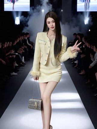 【名媛风气质套装|把秀场高级感穿成日常优雅】 当小香风的经典遇上羽毛元素的灵动,这套套装就是名媛气质的具象表达。 细腻粗花呢面料,自带轻奢质感;珍珠扣与羽毛袖口的碰撞,在精致中添了几分浪漫俏皮。短款外套+修身半裙的组合,轻松勾勒身材曲线,搭配精致手袋与高跟鞋,是社交场合的吸睛焦点;日常单穿外套配牛仔裤,也能将优雅融入生活细节。 它不止是一套穿搭,更是让你随时随地展现从容优雅的时尚武器。穿上它,每一次出场都似秀场高光时刻,把名媛的精致感,变成你日常的专属格调。