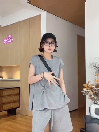 #休闲减龄穿搭 #套装 #显瘦穿搭 #夏季干净风穿搭 #冰冰女装原创 来了!“夏季怕热星人集合!这款薄款极简风纯色休闲两件套,简直是夏日救星。宽松版型超藏肉,肉肉女生放心穿,瞬间显瘦几个度。纯色设计,简约又高级,怎么搭都好看。无论是出门逛街还是在家休息,穿上它,舒适又吸睛。懒人的福音,不用费心搭配,轻松打造时尚感。