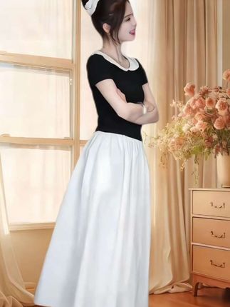 2025夏季韩系两件套:显瘦减龄的气质密码   2025夏季新款韩系短袖上衣+半身裙两件套,把韩剧女主氛围感穿在身上。精选透气棉麻混纺面料,贴肤如第二层肌肤,炎夏也能保持清爽。   上衣简约V领拉长颈线,悄悄藏住拜拜肉;半身裙高腰线设计,搭配微A裙摆,轻松优化比例,梨形、小个子都能穿出好身材。低饱和莫兰迪色调衬肤显白,细节处的隐形收褶暗藏小心机。   通勤搭西装、约会配凉鞋、出游加草帽,一套搞定多场景穿搭。无需费心搭配,穿上即显温柔气质,减龄感藏都藏不住。#每日分享 #甜美穿搭 #优雅气质 #美不美你说了算 #我又心动了