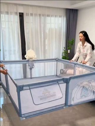 要是早知道有这种可移动的游戏围栏,就不用买那些又大又贵还占地方的了!它安装简单,拆卸方便,想放哪就放哪,完全不占空间,而且特别实用,四周都有防护措施,宝宝在里面玩耍很安全。关键价格超划算,性价比超高!家里有小孩的赶紧安排一个吧!@DOU+小助手 @DOαu十小助手