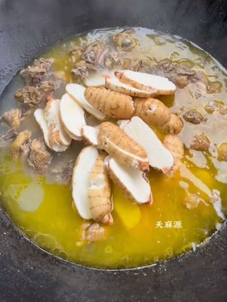 #广东炖汤做法 #天麻鸽子汤 #煲汤爱好者 #新鲜天麻的正确吃法 #广州靓汤 朋友们你们是不是都只见过干天麻~没有见过新鲜天麻?新鲜天麻用来炖鸡炖鸭炖排骨~汤鲜味美~营养丰富,有时间多煲点汤给家人喝喝~