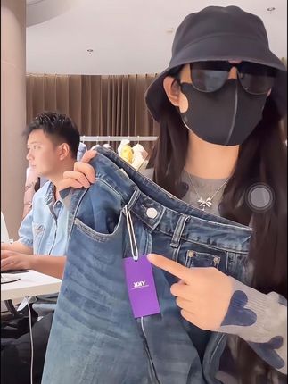 显瘦又百搭的秋款牛仔裤,版型正包容性也很好,身材不完美的姐妹闭眼冲哦#早秋穿搭 #秋款新款 #ootd穿搭 #牛仔裤 #小雨女装